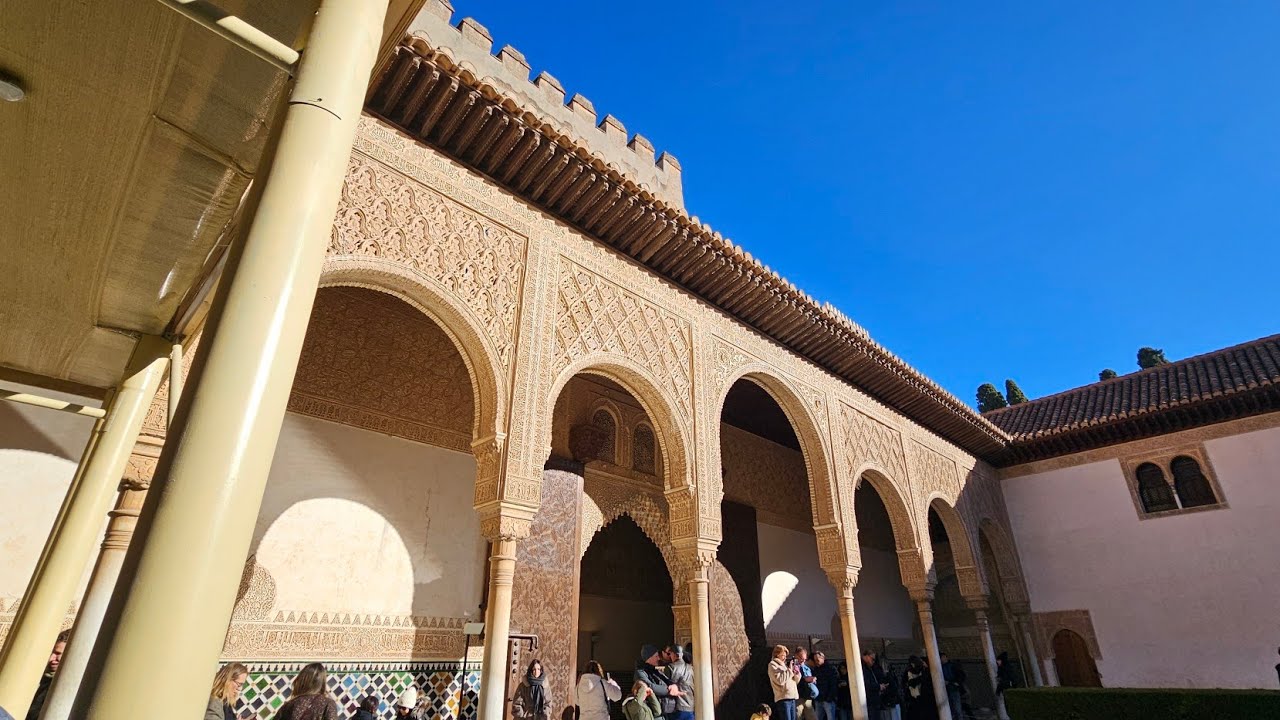Историческая и прекрасная Альгамбра, Гранада, Испания, включая дворец Насридов. Декабрь 2025 года.