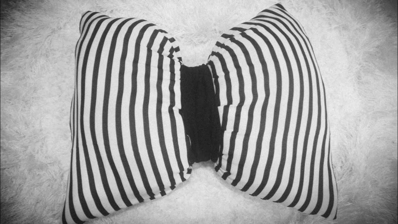 خيطت مخدة كيوت😍لديكور غرفة نومي/ من إعادة تدوير خمار قديم