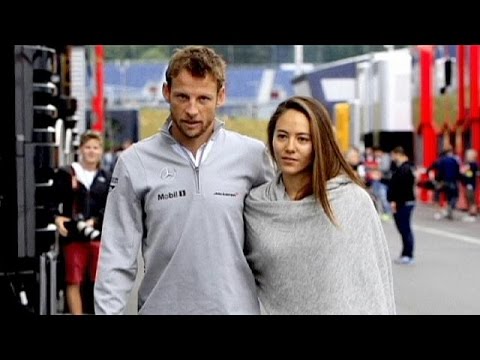 Video: Jenson Button dünyaca ünlü bir yarış arabası sürücüsüdür