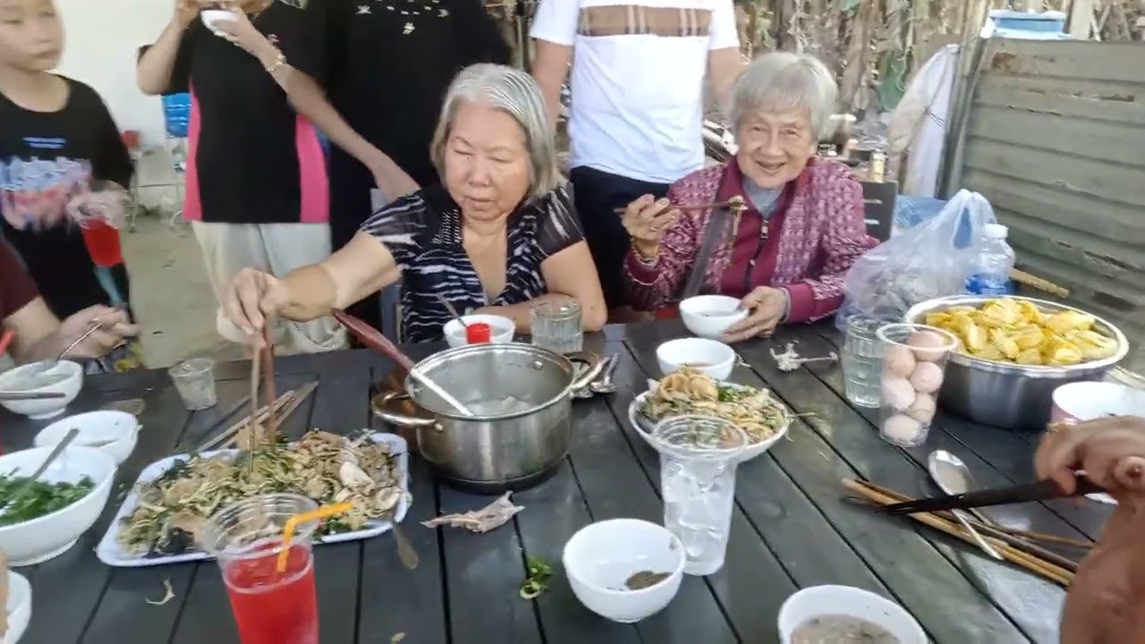 Hái trái cây xong giờ gia đình tập trung ăn uống 