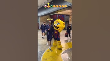 Barcelona players arrive at the stadium for the match 😍