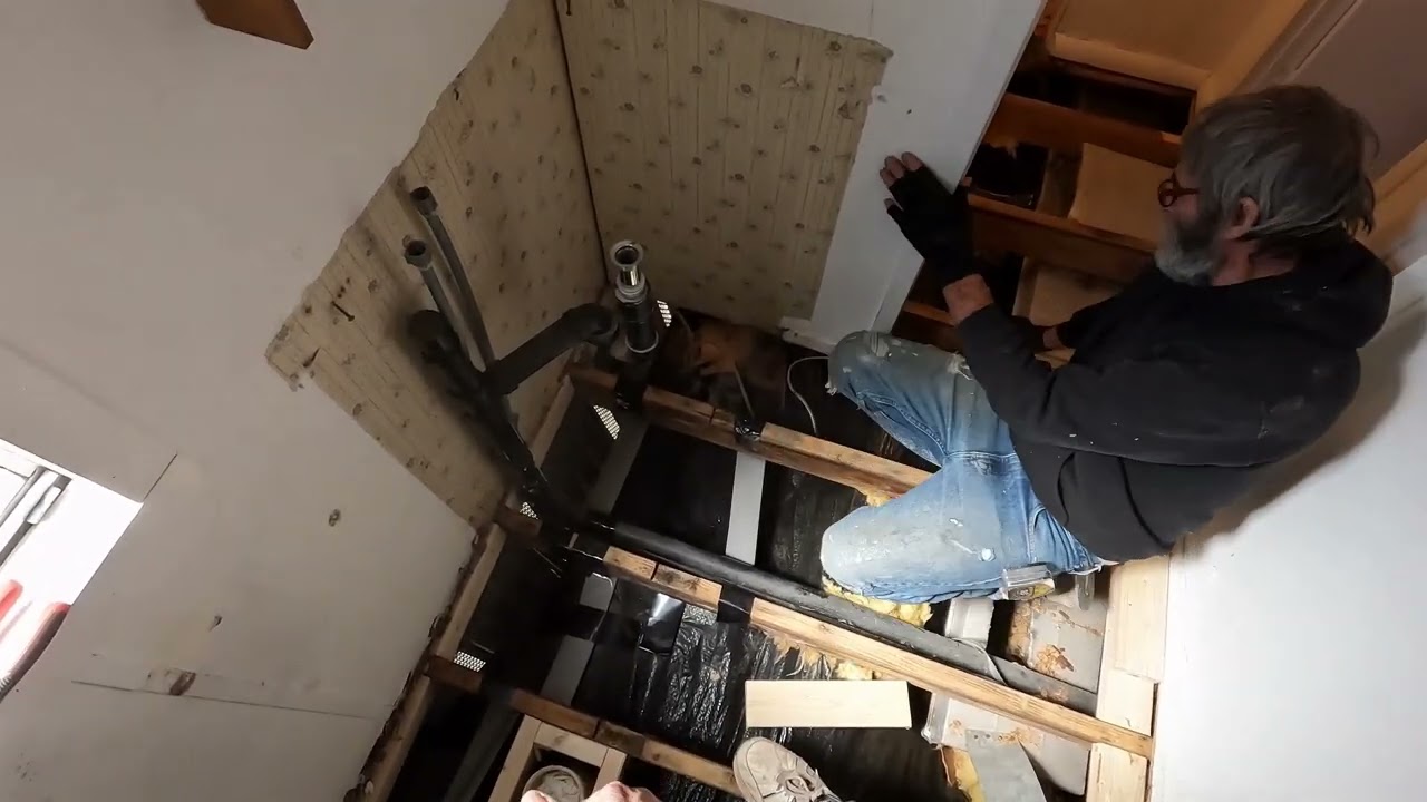 Как отремонтировать пол в ванной комнате мобильного дома