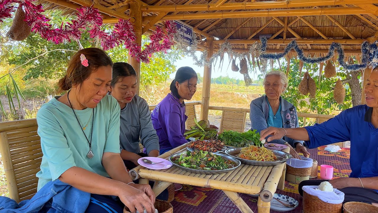 อ่อมปูนาผักเน้นๆ เทลงถาดใหญ่ๆ ซดกินแซ่บคักขนาด