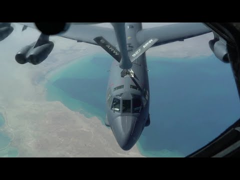 중동에서 공중급유를 받으며 폭격기임무전력(BTF) 작전을 하는  미 공군 B-52H 전략폭격기 편대