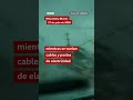 Un conductor queda atrapado en medio de un tornado que arranca postes de electricidad