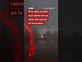 Un conductor queda atrapado en medio de un tornado que arranca postes de electricidad