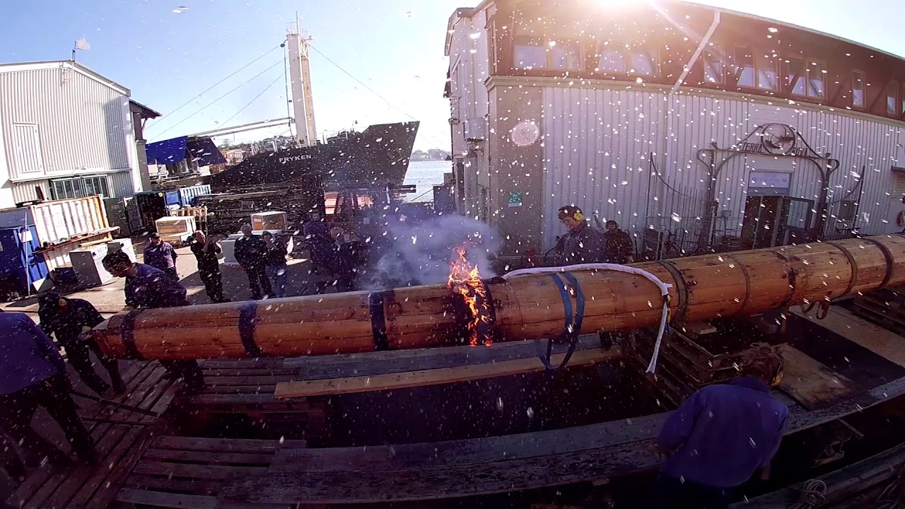 Traditional craftsmanship: fitting the iron rings on the main mast