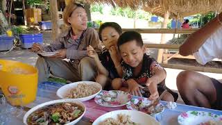ep46 สาวลีและน้องหอยได้กินตำปูม้าครั้งแรก พาลูกๆแวะทานข้าว คนป่า มลาบรี เขาตองเหลือง