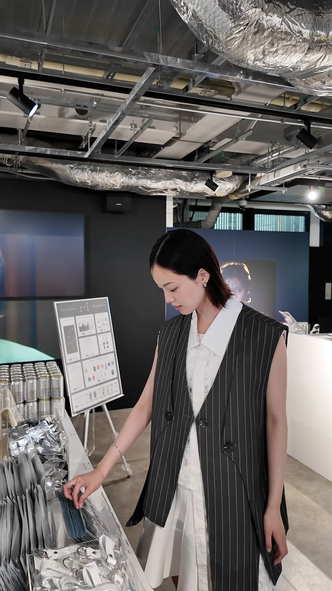 平手友梨奈 #無表情な表情 POP-UP STORE開催中🏰✨ - YouTube