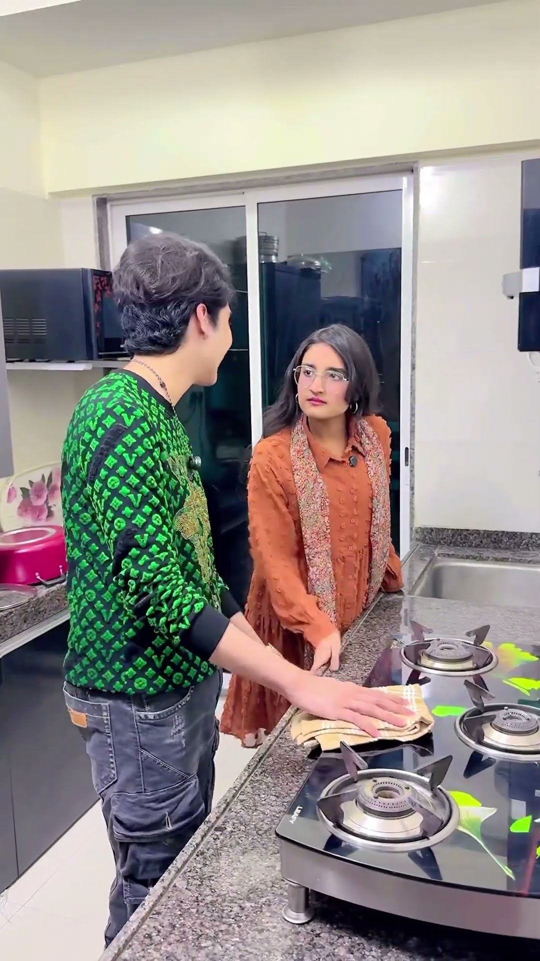 Didi kare to.. hote rehta hai?Mai Karu To..kaise huwa?? #zidaanshahidaly #shorts