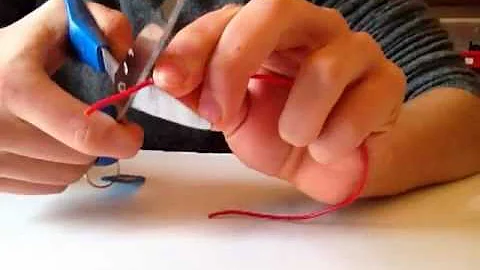 How To Strip A Wire With Scissors