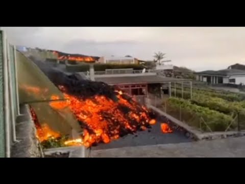        بركان لابالما الإسبانية يصل  إلى المنازل