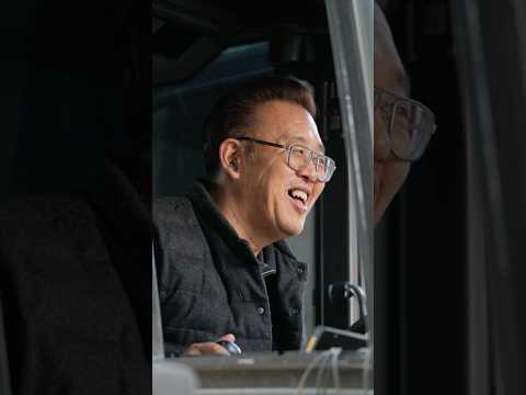 웃음이 매력적인 크레인 기사님에게 사진선물 📷 A photo gift to the crane operator with a charming smile