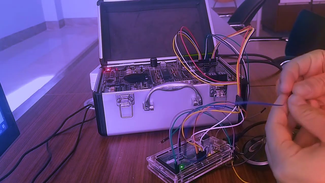 Connect Arduino to LCD logic gate device ⚡💻