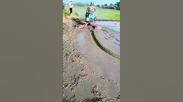 The process of ploughing the land, good machinery can improve efficiency