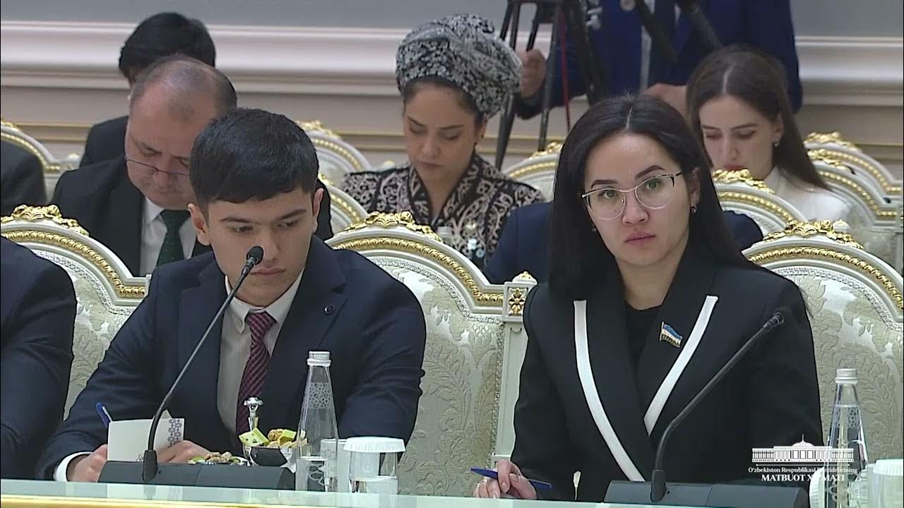 Bir nechta qiz bir yigitni erkalaydi Bir nechta qiz bir yigitni erkalaydi