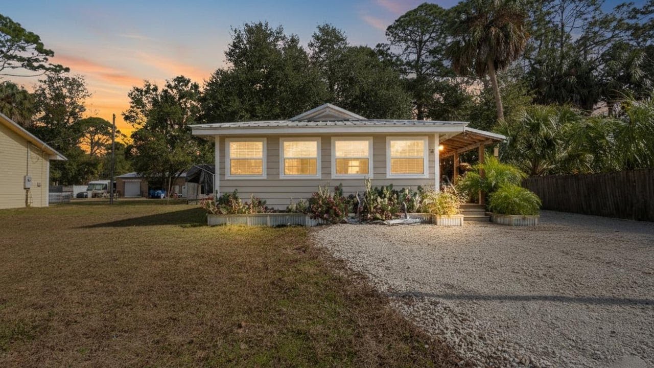 18 56th St, Yankeetown, FL