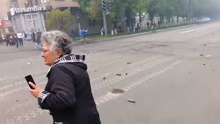 Mariupol, 9  Mai 2014  Panzer der ukrainischen Armee durchbrechen die Barrikade in Mariupol