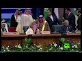 شاهد: ملك البحرين يفاجئ الملك سلمان على الهواء