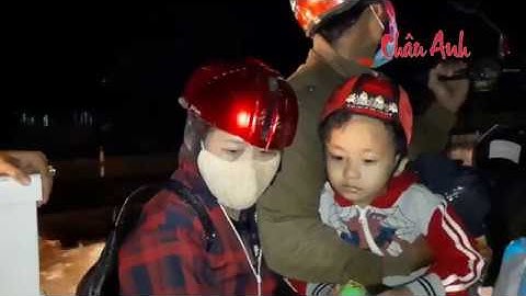 Triều cường đạt đỉnh, người dân lội nước từ nội ô đến quốc lộ