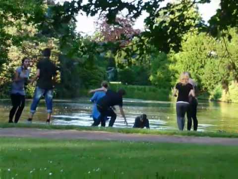 Oldenburg- WM-2010-Badespass im Schlossgartenteich nach Deutschland-England 4:1!!!! - Teil 1