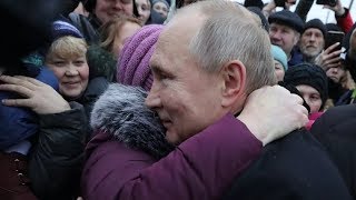 Путин обнял заплакавшую жительницу Петербурга