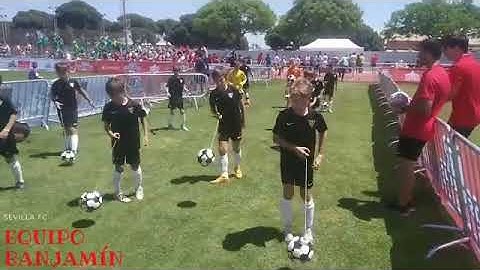 Novedoso entrenamiento de la cantera del Sevilla FC SenseBall
