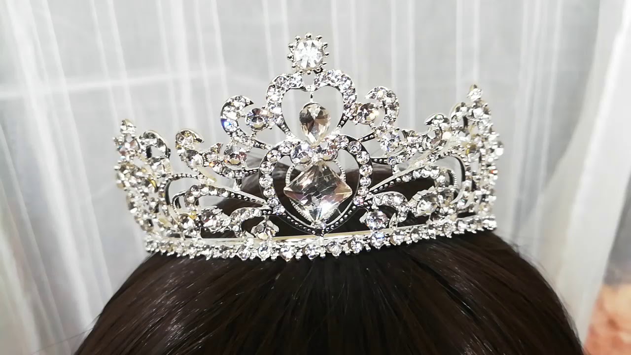 Песня надену корону на королеву. Укладки с короной. Женская корона из металла. Васильковая тиара. Корона за 200000.