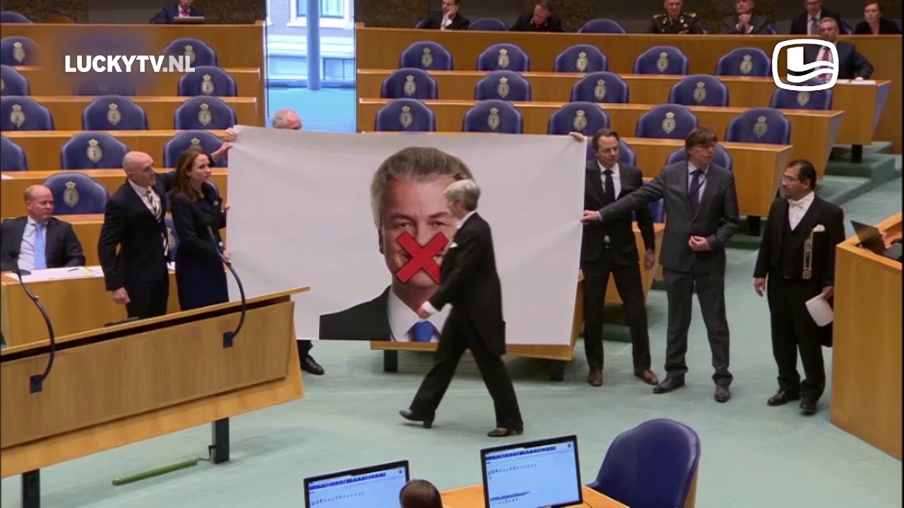 de PVV toont een poster | LUCKYTV (2016)