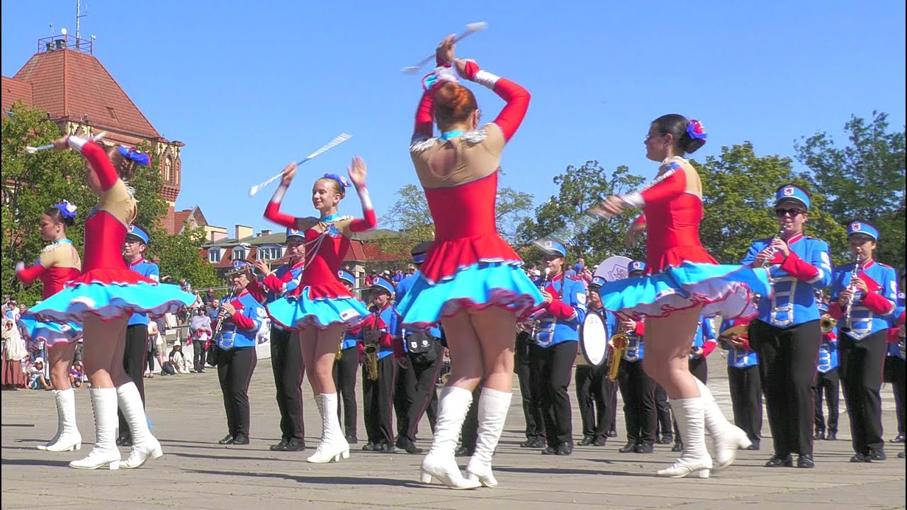 Brass Band in 'PŁOTY' &  Majorettes 'BLUE LINE' / Orkiestra Dęta i Mażoretki