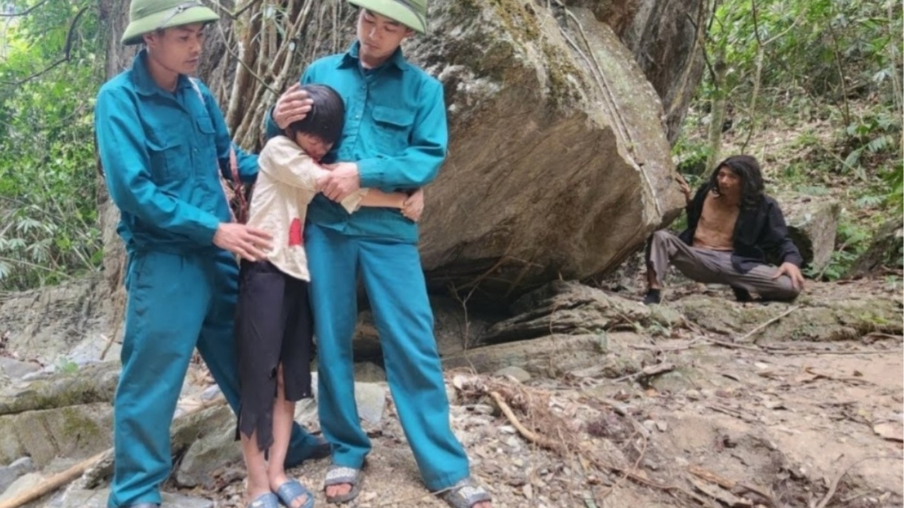 The highland boy is in danger in the forest, and the police arrived just in time.