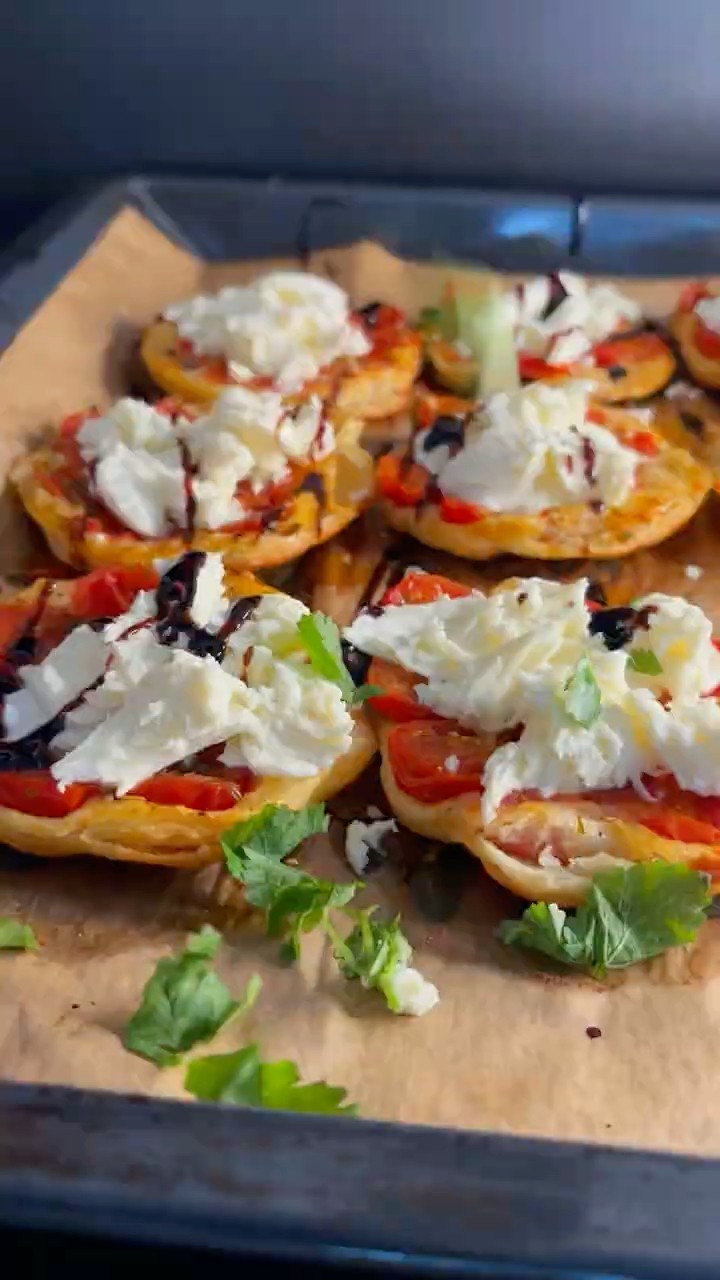 Blätterteig Tomaten Mozzarella Häppchen #food #cooking #recipe #kochen ... Blätterteig Tomaten Mozzarella Häppchen #food #cooking #recipe #kochen ...