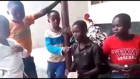 طفل أسمر من افريقيا سيكون له مستقبل كبير في عالم التلاوه♥️⁩