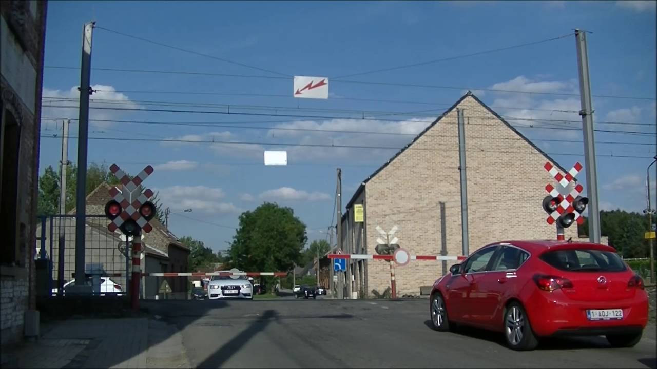 Spoorwegovergang//RR-crossing//Passage a niveau Harchies, Rue De Stambruges, B