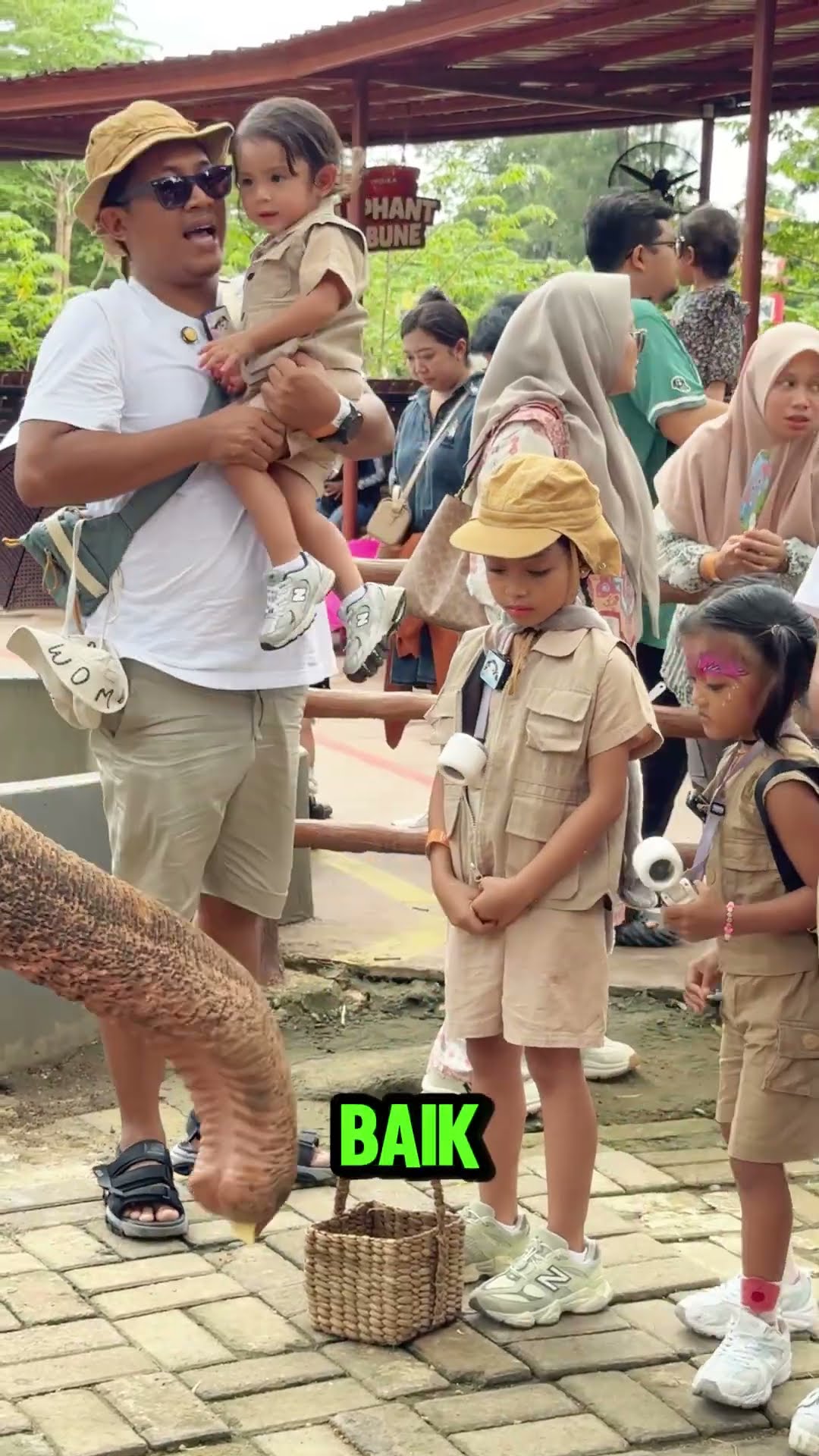 LEIKA DAN DINAR KASIH MAKAN GAJAH BARENG #leika #shorts