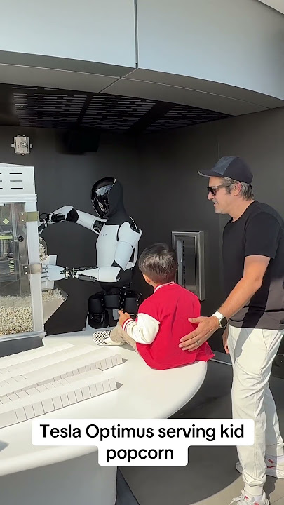 Tesla Optimus serving kid popcorn at the Tesla Diner #fyp #viral #tesla #optimus #tesladiner