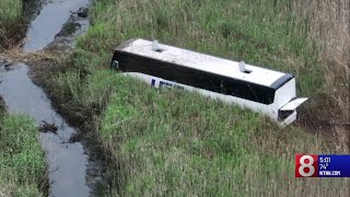 2 injured after charter bus crashes on Interstate 91 in New Haven