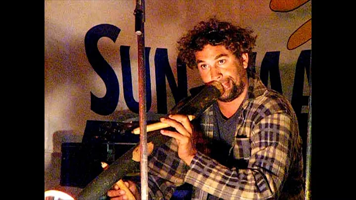 Wayne Dekker playing Didgeridoo.