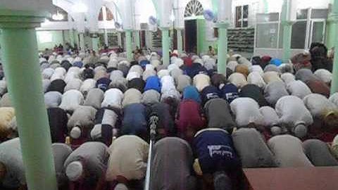 صلاة التراويح من مسجد السنة يوم  25رمضان 1437 هـ تلاوة عطرة من شيخ سي ميلود2