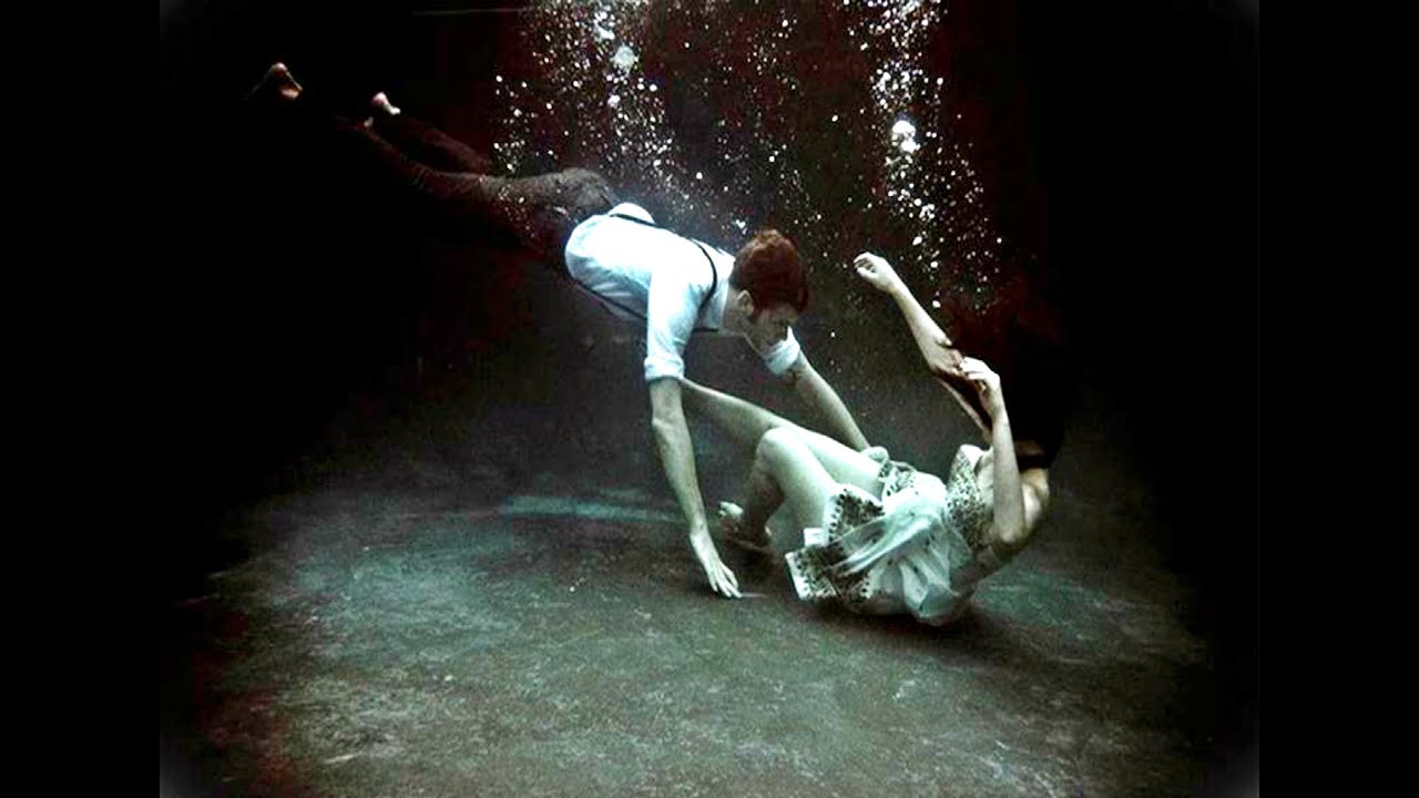 Я иду ко дну забуду тебя одну. Танец с водой. Двое под водой. Любовь в воде. Пара под водой.