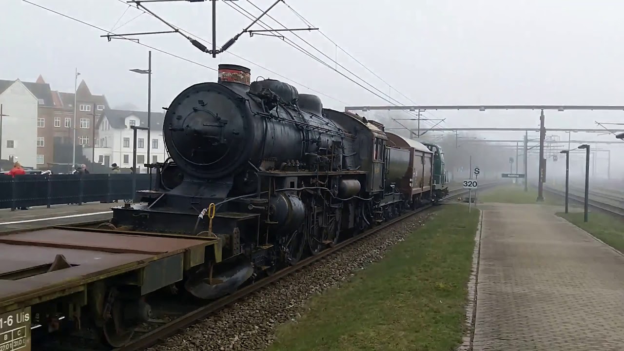 Kolding station - diesellokomotiv MT 152 trækker damplokomotivet DSB E 987