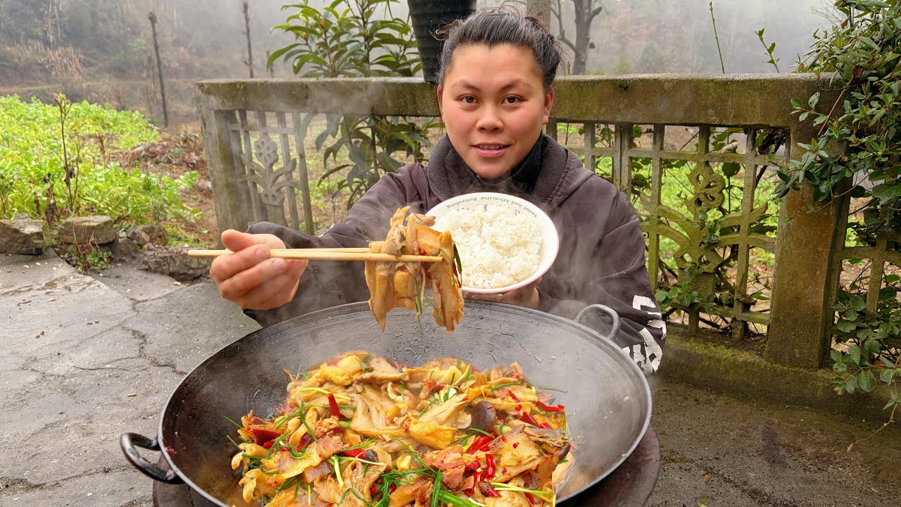 今天做个美味的腊肉炒蘑菇吃过瘾 the smoked meat stir-fried with mushrooms was delicious