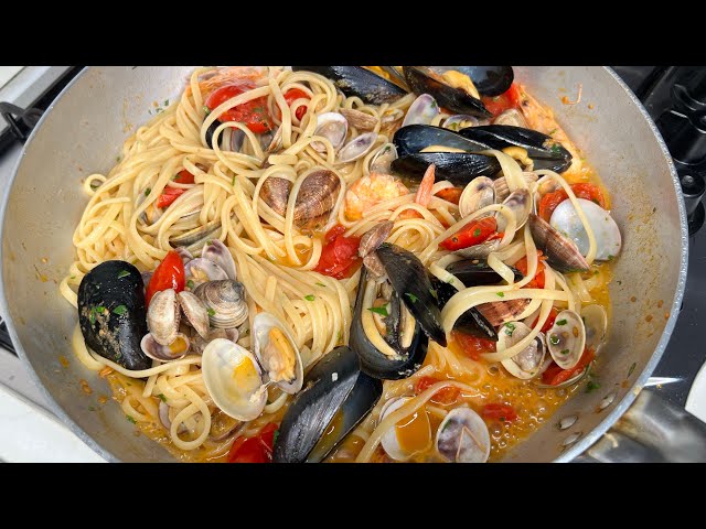 LINGUINE AI FRUTTI DI MARE FRESCHI. Italian food official 2023 🍝🇮🇹😋 class=