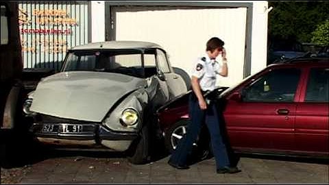 Kropswolde - Oldtimer beschadigd bij aanrijding Woldweg