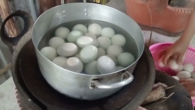 Hột Vịt Lộn Luộc Nước Dừa Sài Gòn - Món Ăn Đặc Trưng Với Hương Vị Độc Đáo
