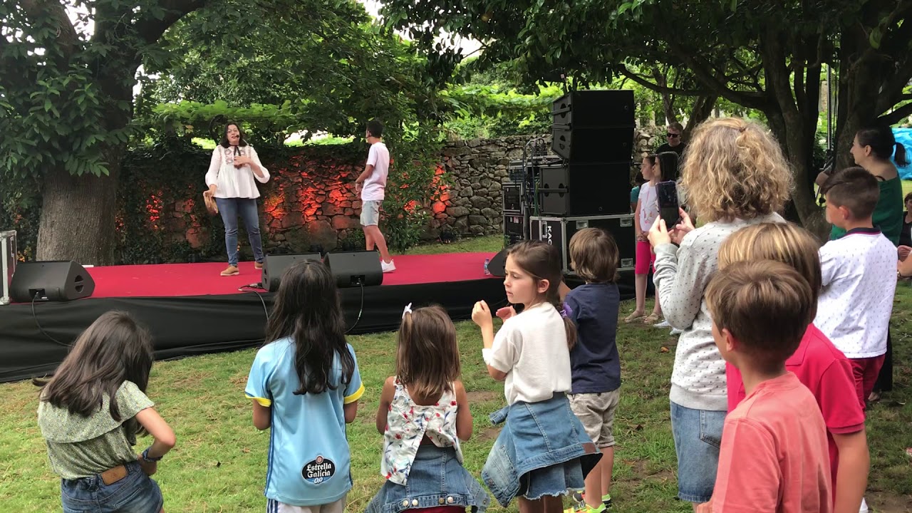 Regueifa entre Alba María e Xairo d'Herbón