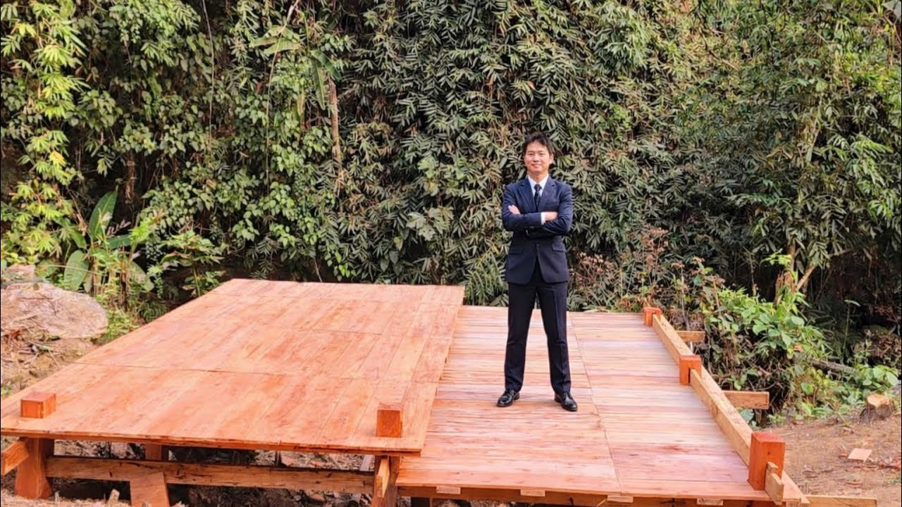 The young man left the city to build a farm | build a new home by the stream in the forest.