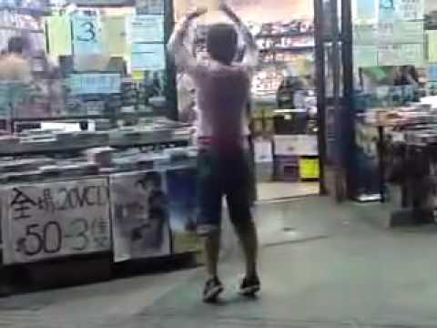 當街扮"鄭秀文" 個呀嬸超搞笑
