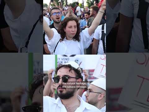 Video Thousands protest Kushner-linked resort in Albania