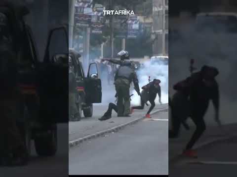 Waandamanaji Warudisha Mabomu Ya Machozi Yaliyorushwa Na Askari Kenya 